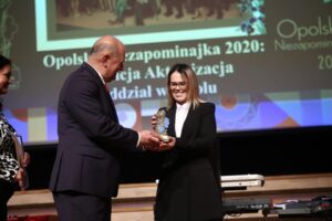 Justyna Szpilak odbiera nagrodę