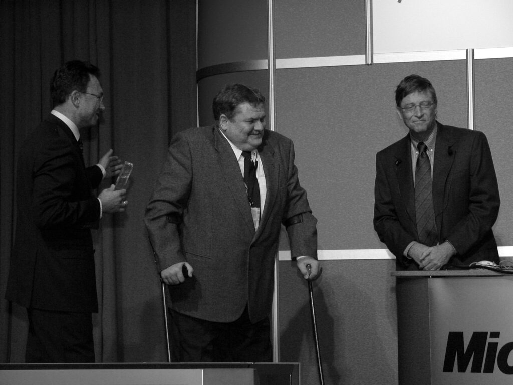 Krzysztof Markiewicz podczas rozdania nagrody Billa Gatesa.