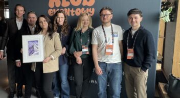 Zespól Fundacji Aktywizacja i firmy Gridaly. Anita Półtorak trzyma w ręku dyplom.